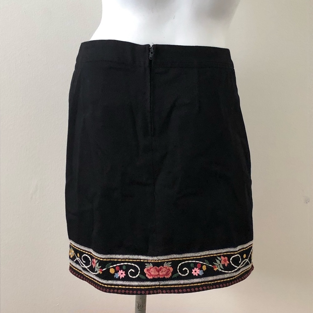 -SOLD- Anthropologie Black Braeve Embroidered Floral Mini Skirt Size Small - Picture 2 of 6